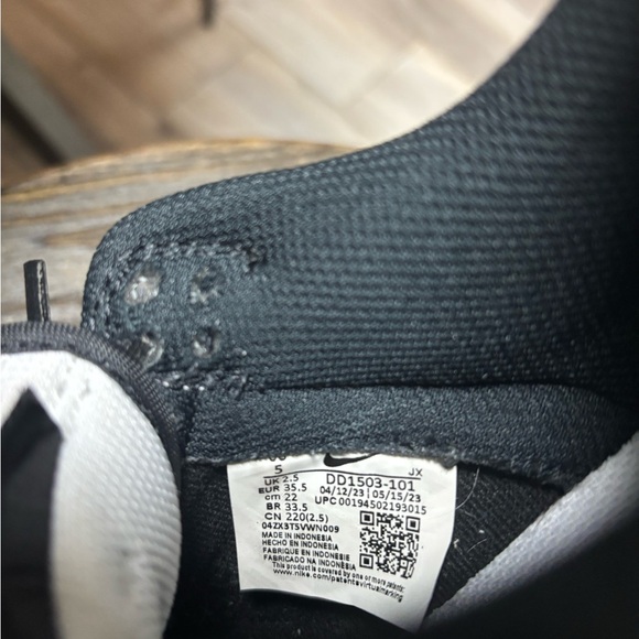 Nike Men's Black and White Lace-Up Sneakers - Picture 3 of 3